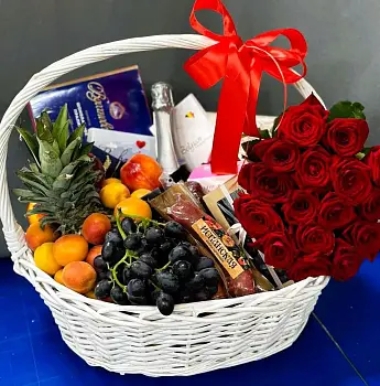 Фруктовая корзина с розами 12